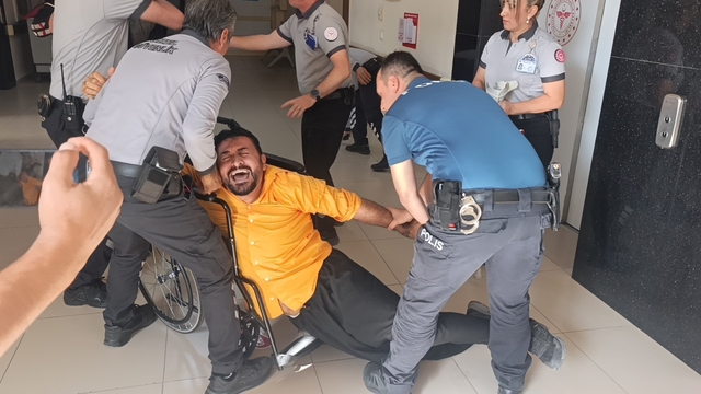 Yangın tahliyesinde hasta ve yakını rolündeki hastane çalışanlarından 'Oscar'lık performans
Fenalaşan hasta ve hasta yakını güvenlik görevlilerine zor anlar yaşattı, güçlüke zaptedilebildiler
Tatbikat da çalışanların performansı da gerçeği aratmadı