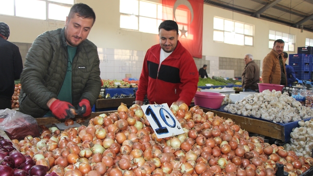 Amasya pazarında soğanın kilosu 7 aydır 10 TL
Soğan Amasya'da ekmek ve sudan ucuz