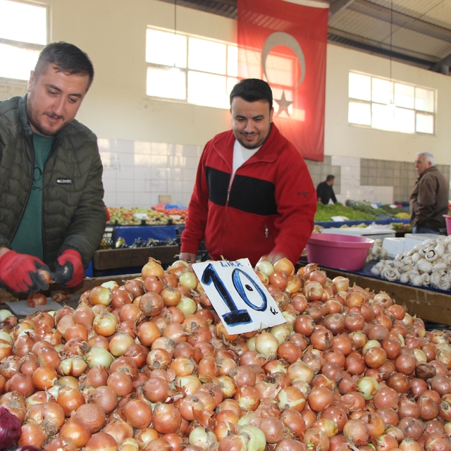 Amasya pazarında soğanın kilosu 7 aydır 10 TL
Soğan Amasya'da ekmek ve suda...