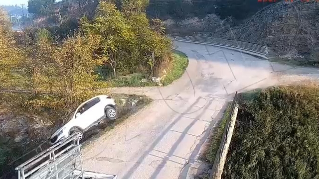 Çocuğun kullandığı otomobilin köprüden çaya uçtuğu kaza kamerada