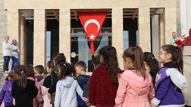 Anıtkabir ruhunu Denizli'de yaşayan öğrenciler Ata'sının huzuruna çıktı
Sembolik Anıtkabir öğrencilerden yoğun ilgi gördü