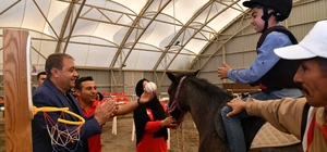 Özel özel ihtiyaç sahibi çocuklara atla terapi