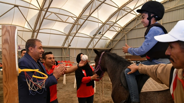 Özel özel ihtiyaç sahibi çocuklara atla terapi