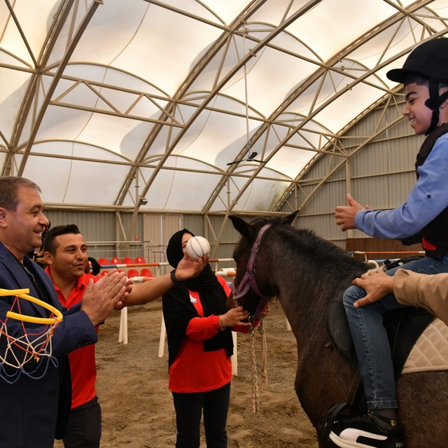 Özel özel ihtiyaç sahibi çocuklara atla terapi