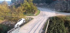 Çaya uçan otomobildeki 2 kız çocuğunu yoldan geçen sürücüler kurtardı (2)