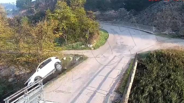 Çaya uçan otomobildeki 2 kız çocuğunu yoldan geçen sürücüler kurtardı (2)