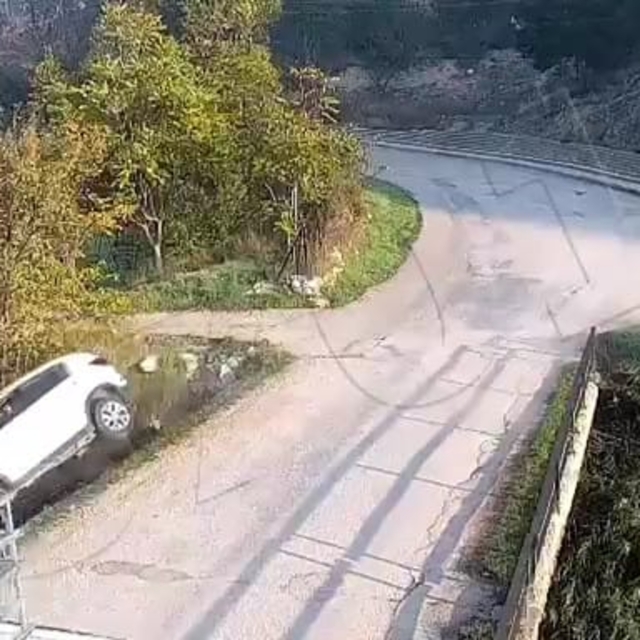 Çaya uçan otomobildeki 2 kız çocuğunu yoldan geçen sürücüler kurtardı (2)