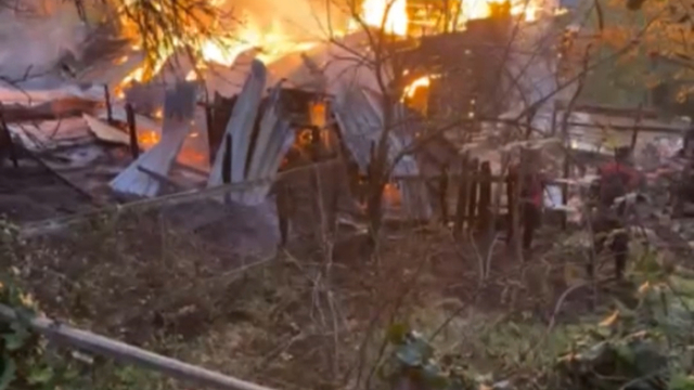 Karabük'te 2 katlı ahşap ev yandı; 5 kişi dumandan etkilendi