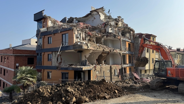 Ordu'da zemindeki kaymaya bağlı çatlaklar oluşan binanın yıkımı yapılıyor