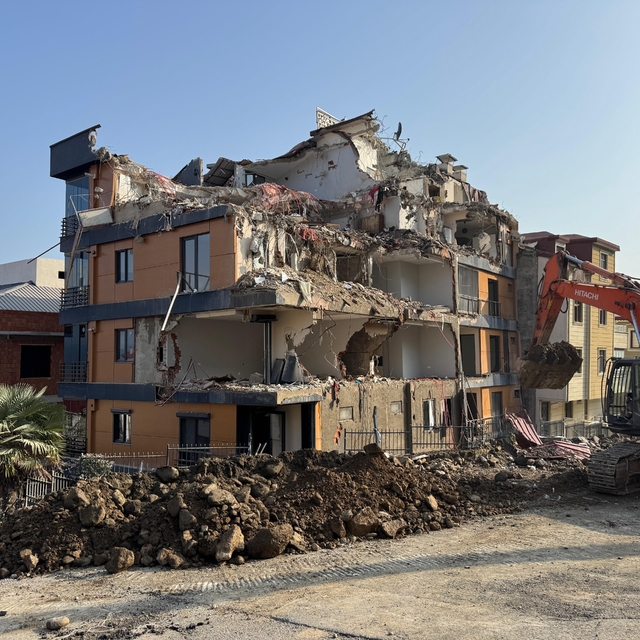 Ordu'da zemindeki kaymaya bağlı çatlaklar oluşan binanın yıkımı yapılıyor