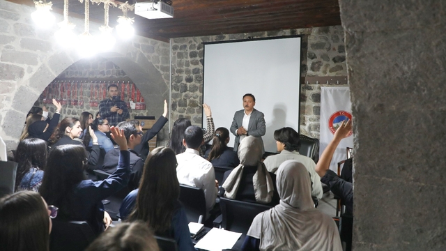 Mektep Melikgazi'de kariyer söyleşileri devam ediyor