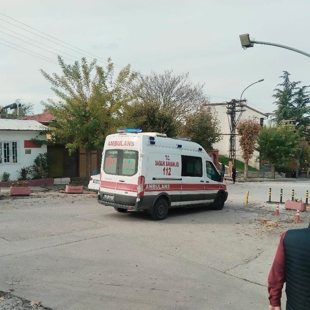 Odunpazarı'nda ambulansa demir duba engeli