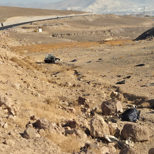 Niğde'de otomobil şarampole yuvarlandı: 2 ölü,1 yaralı