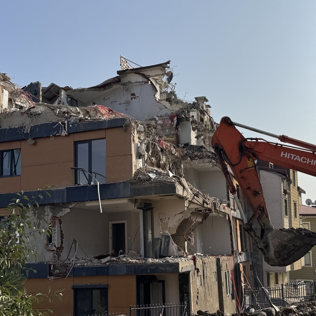 Ordu'da zemini kayan ve çatlaklar oluşan bina yıkılıyor