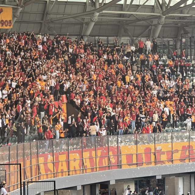 Galatasaray taraftarından Selçuk İnan tezahüratı