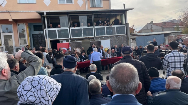 Başkan Albayrak imar sorunu hakkında konuştu
AK Parti Eskişehir İl Başkanı Gürhan Albayrak:
"Tepebaşı Belediyesi her dönem söz veriyor ancak bugüne kadar somut bir adım atılmadı"
"25 yıldır bu işi yapmayanlar, 'ben yaptım oldu' mantığıyla hareket etmeye çalışıyorlar"
"Bize, 'biz karışmıyoruz, siz devletsiniz, her şeyi yapabilirsiniz' diyorlar"