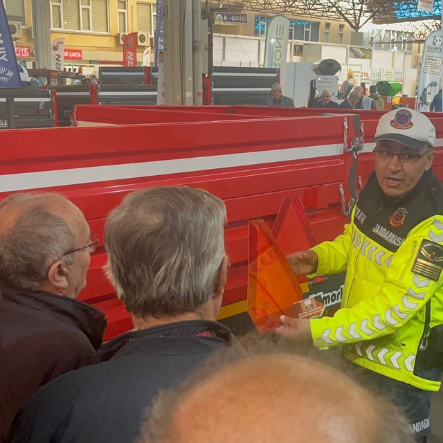 Jandarmadan tarım fuarında çiftçilere uyarı