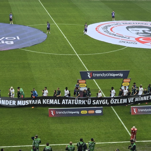 Kocaelispor - Galatasaraylı futbolcular sahaya 10 Kasım pankartıyla çıktı