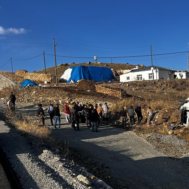 Ardahan'da şarampole devrilen hafif ticari araçtaki 2 kişi yaralandı
