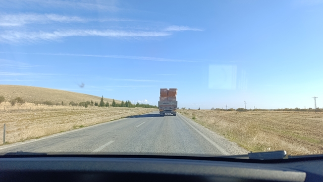 Tırın taşıdığı tuğlalar ile tehlikeli yolculuğu kamerada