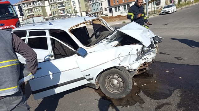 Gaziantep'te 2 otomobilin çarpıştığı kazada 4 kişi yaralandı