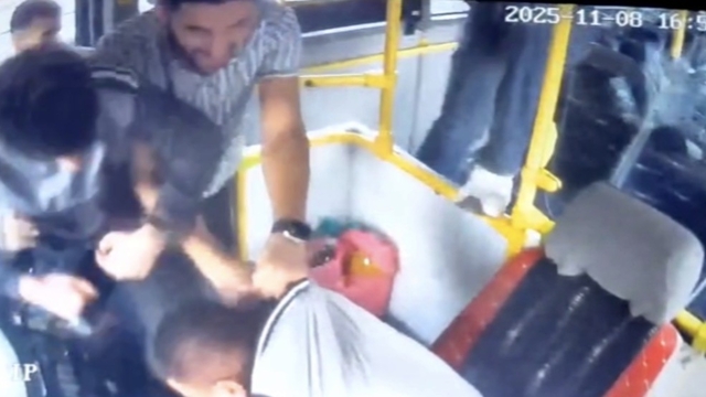 Yolcu ile tartışan halk otobüsü şoförüne meydan dayağı
Olay anı otobüsteki kameraya yansıdı