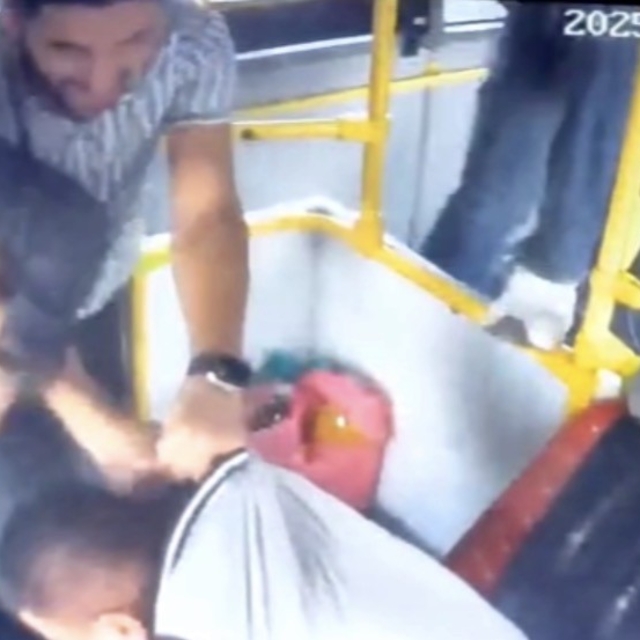 Yolcu ile tartışan halk otobüsü şoförüne meydan dayağı
Olay anı otobüsteki...