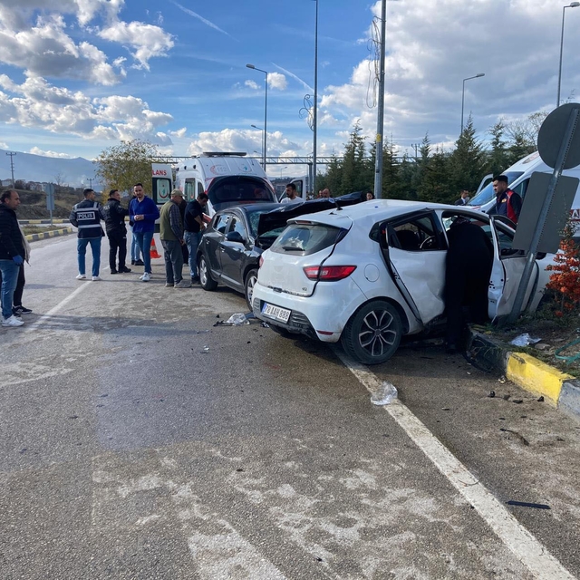 Karabük'te iki otomobil çarpıştı: 7 yaralı