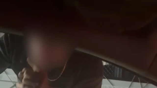 Trafikte otomobilin camını yumruklayan sürücüye ev hapsi