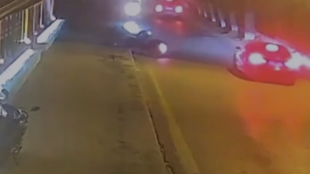 Aydın'da yola savrulan motosikletin sürücüsü öldü; kaza anı kamerada