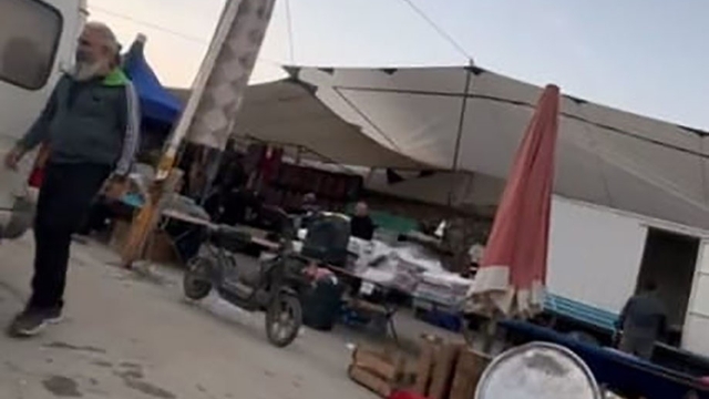 Pazarda uyuşturucu satarken yakalandı