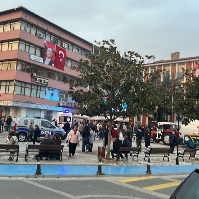 Zonguldak'ta psikolojik sorunları olduğu iddia edilen şahıs kaymakamlık önü...