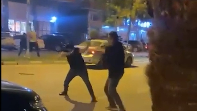 Şanlıurfa'da kardeşler arası bıçaklı kavgada 4 kişi yaralandı; olay anı kamerada