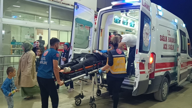 Adana'da bariyerlere çarpan motosiklet sürücüsü yaralandı