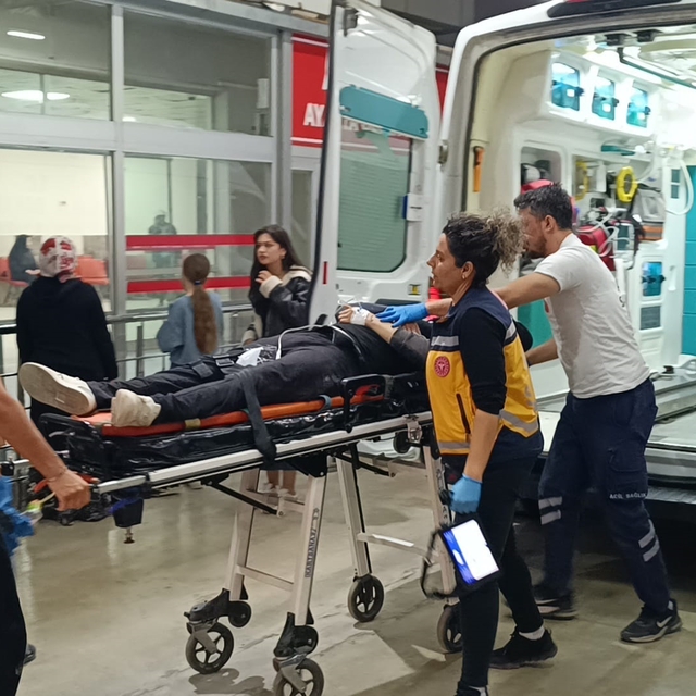 Adana'da bariyere çarpan motosikletin sürücüsü yaralandı