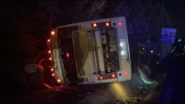 Otomobil ile çarpışan midibüs devrildi: 1'i ağır 8 yaralı