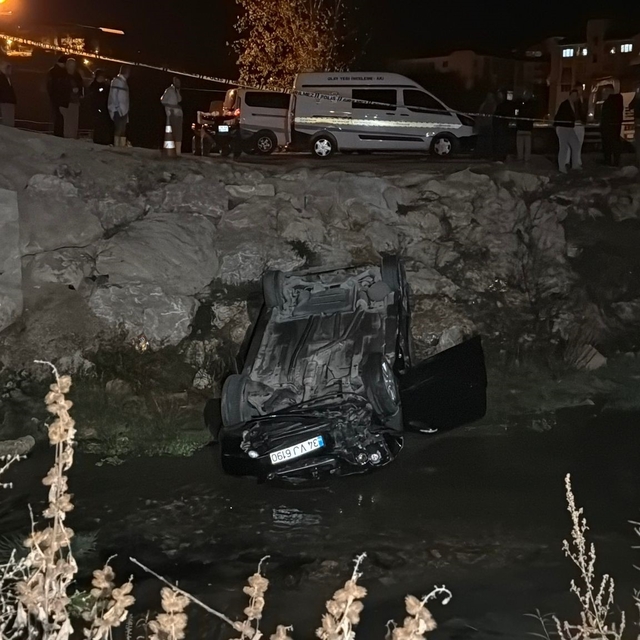 Kontrolden çıkan otomobil dereye uçtu: 1 ölü, 1 yaralı