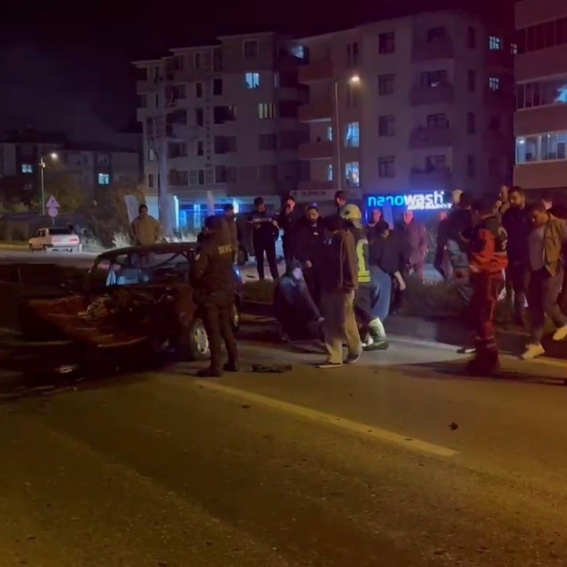 Kontrolden çıkan otomobil elektrik direğine çarptı: 1 yaralı