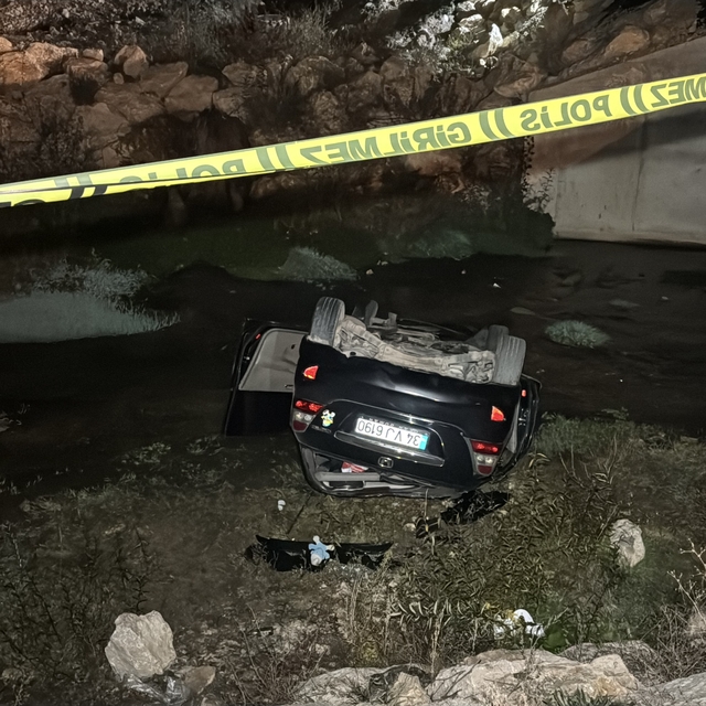 Karabük'te dereye devrilen otomobildeki 1 kişi öldü, 1 kişi yaralandı
