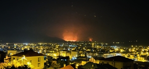 Yüksekova'da kuş cenneti olan Nehil Sazlığı yanıyor: Yangın tüm ilçeden gör...