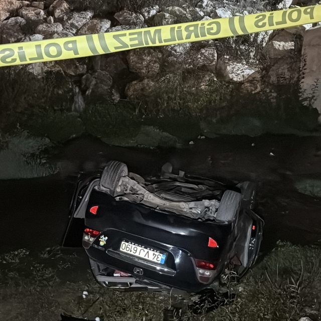 Otomobil, köprüden dereye düştü: 1 ölü, 1 yaralı