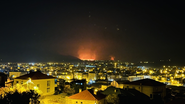 Yüksekova'da kuş cenneti olan Nehil Sazlığı yanıyor: Yangın tüm ilçeden görüldü