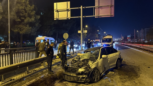 Bursa'da trafik levhası direğine çarpan otomobildeki 6 kişi yaralandı