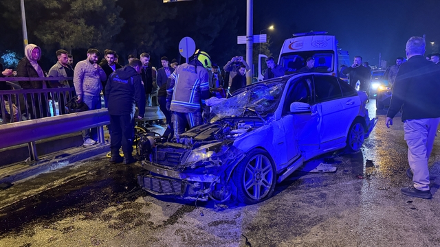 Bursa'da direğe ve servis minibüsüne çarpıp, hurdaya dönen otomobilden hafif yaralı kurtuldular