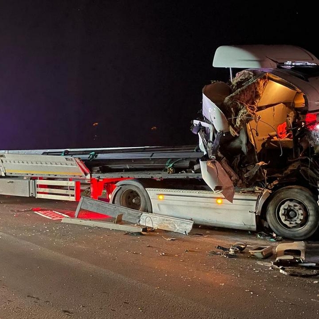 Sakarya'da kamyona çarpan tırın sürücüsü yaralandı