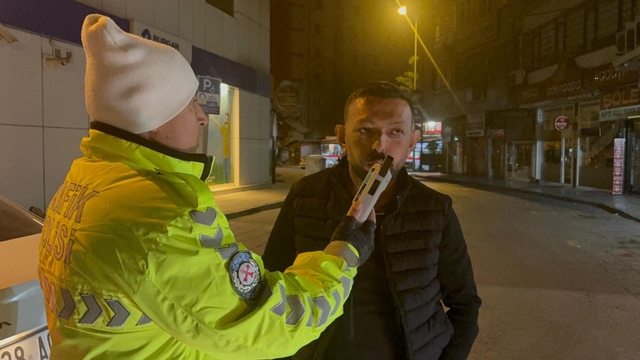 'Dur' ihtarına uymayan sürücü, 6 gün arayla ikinci kez alkollü yakalandı
Kayseri'de alkollü araç kullanan sürücüye 46 bin 624 TL idari para cezası yazıldı