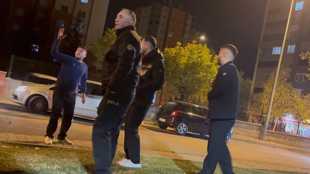 Alkollü yakalanmamak için şoför olduğunu inkar eden şahıs ekiplere zorluk çıkardı
Kayseri'de alkolmetreyi üflemeyen aday sürücünün ehliyeti daimi iptal edildi