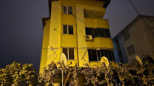 Balıkesir gece boyu sallandı