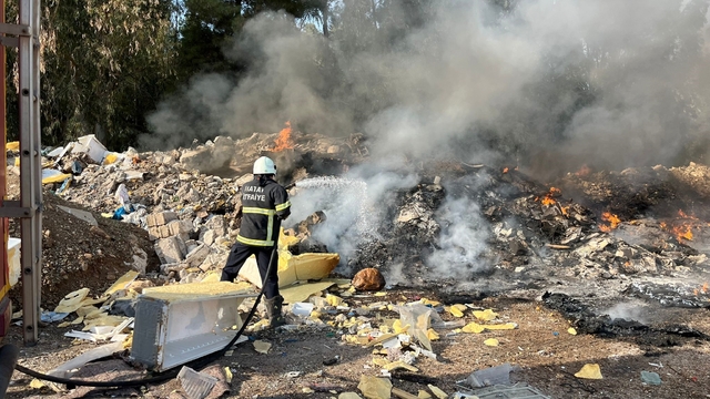Kırıkhan'da hurdalık alanda çıkan yangını itfaiye ekipleri söndürdü