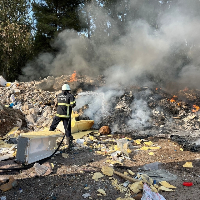 Kırıkhan'da hurdalık alanda çıkan yangını itfaiye ekipleri söndürdü